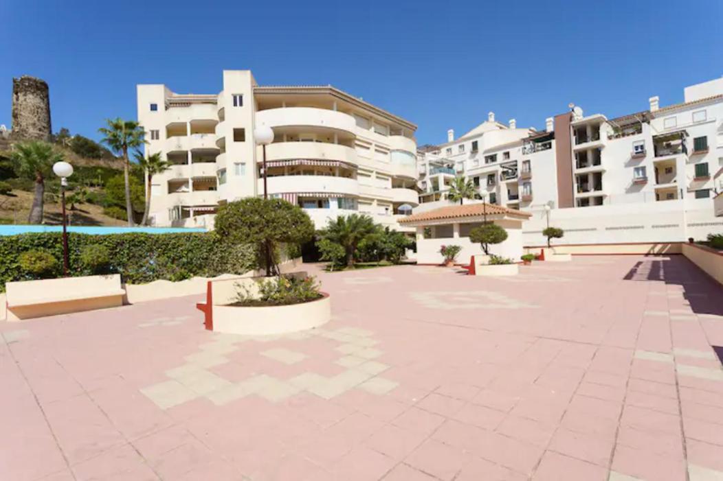 Chic Beachfront Flat With Amazing Sea Views And Private Indoor Parking Benalmádena Zewnętrze zdjęcie