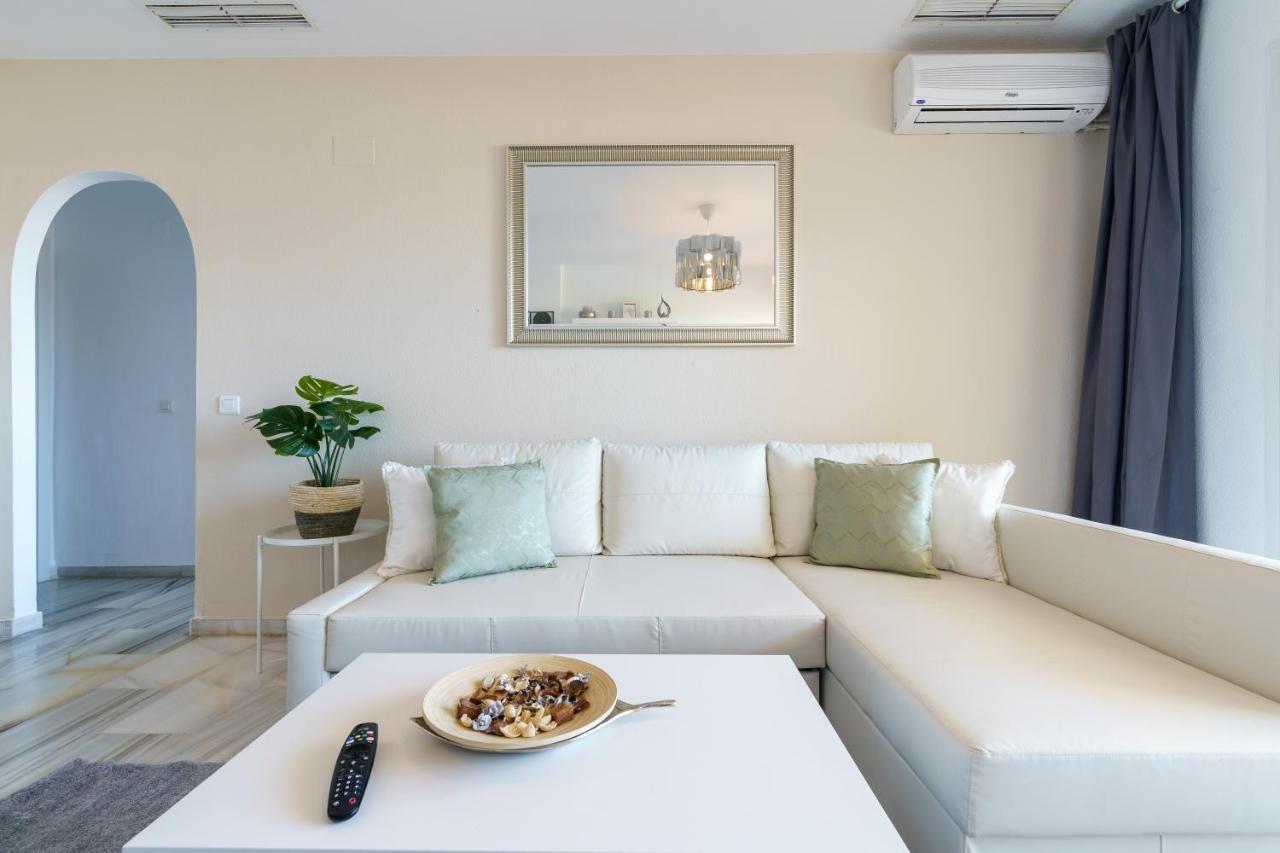 Chic Beachfront Flat With Amazing Sea Views And Private Indoor Parking Benalmádena Zewnętrze zdjęcie