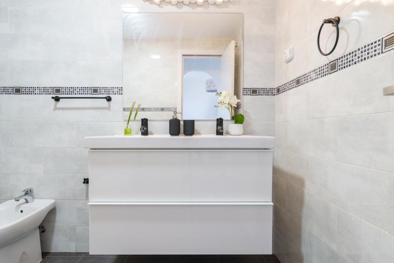 Chic Beachfront Flat With Amazing Sea Views And Private Indoor Parking Benalmádena Zewnętrze zdjęcie